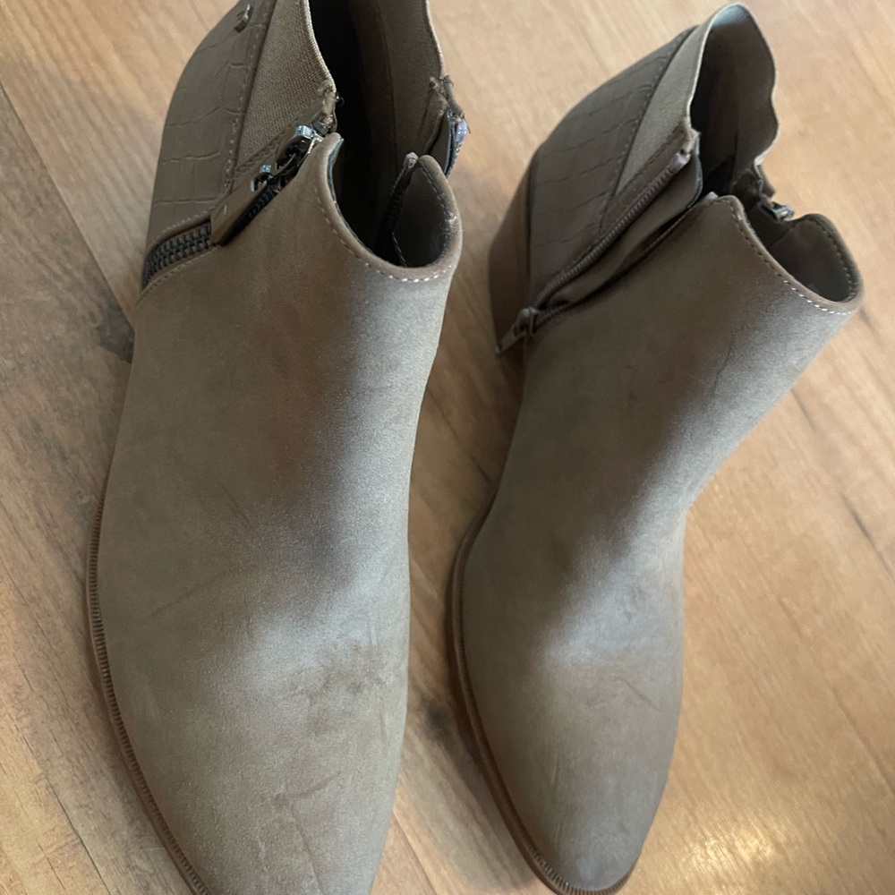 NWOT Vera Bradley Women’s Taupe Ankle Booties with Side Zip - Picture 2 of 6